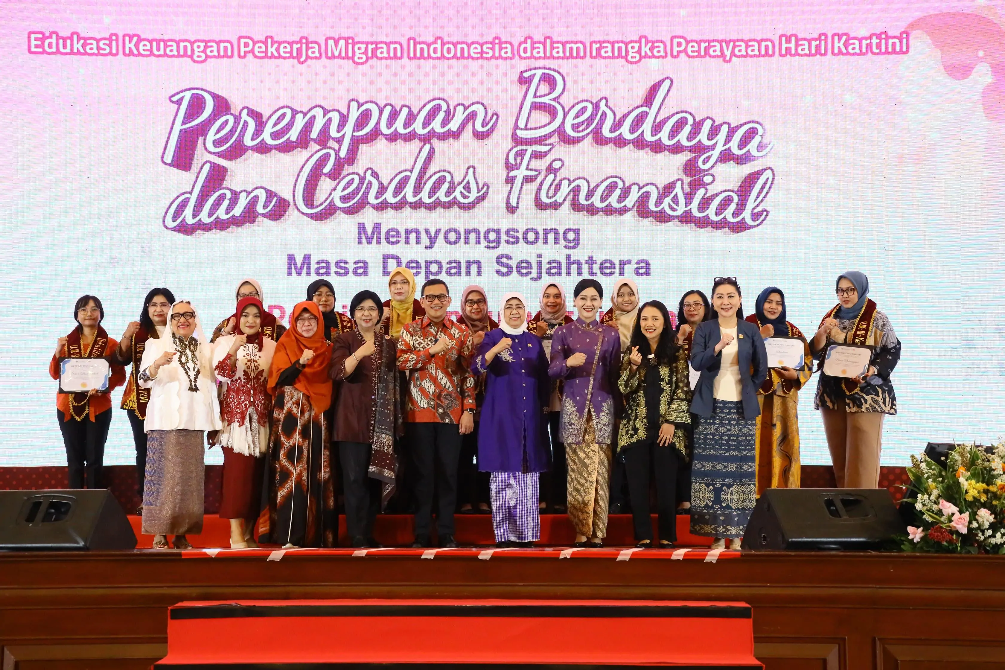 Otoritas Jasa Keuangan (OJK), Bank Indonesia dan Kementerian Pelindungan Pekerja Migran Indonesia (KP2MI) menggelar Perayaan Hari Kartini dengan kegiatan Edukasi Keuangan bagi perempuan Pekerja Migran Indonesia. Kegiatan edukasi bertema “Perempuan Berdaya dan Cerdas Finansial Menyongsong Masa Depan Sejahtera” ini diikuti oleh sekitar 1.000 pekerja migran Indonesia (PMI). Kegiatan yang diselenggarakan di Gedung Dhanapala Kementerian Keuangan RI Jakarta, Senin (21/4/2025).