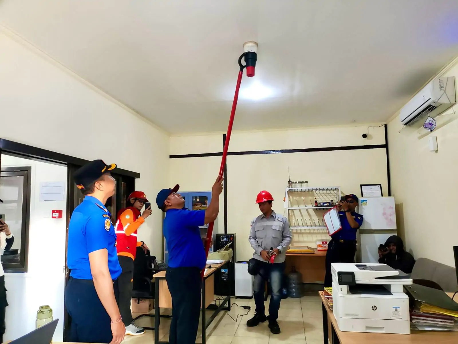 Tim Damkar Badung yang disupervisi oleh Kepala Seksi Inspeksi I Nyoman Indra Setiady (kiri) melakukan penyemprotan smoke spray ke arah smoke detector untuk memastikan detektor asap (smoke detector) beroperasi normal.Tim Damkar Badung yang disupervisi oleh Kepala Seksi Inspeksi I Nyoman Indra Setiady (kiri) melakukan penyemprotan smoke spray ke arah smoke detector untuk memastikan detektor asap (smoke detector) beroperasi normal.