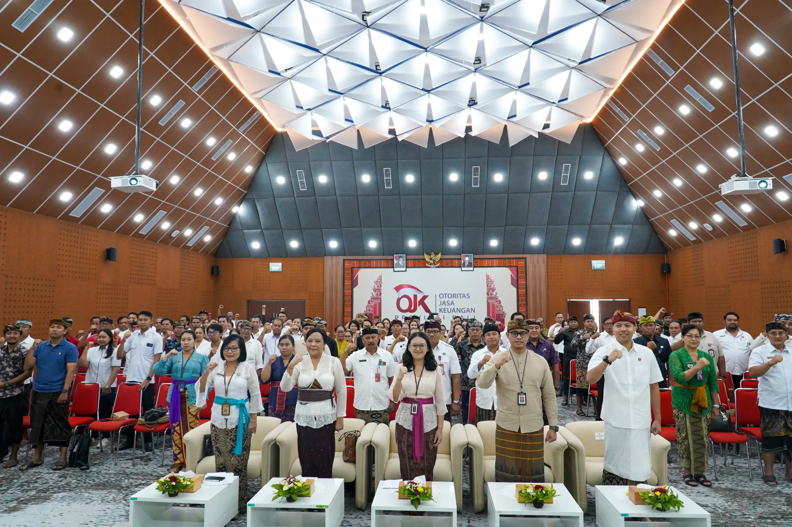 OJK Provinsi Bali bersama Dinas Pemberdayaan Masyarakat Desa (PMD) dan Kependudukan dan Pencatatan Sipil (Dukcapil) Provinsi Bali menggelar edukasi keuangan kepada Perbekel (Kepala Desa) di wilayah Kota Denpasar, Badung dan Gianyar, dalam momentum perayaan Galungan dan Kuningan dengan tema “Mengelola Keuangan Dengan Dharma” bertempat di Kantor OJK Provinsi Bali, Denpasar, Rabu (30/4/2025).