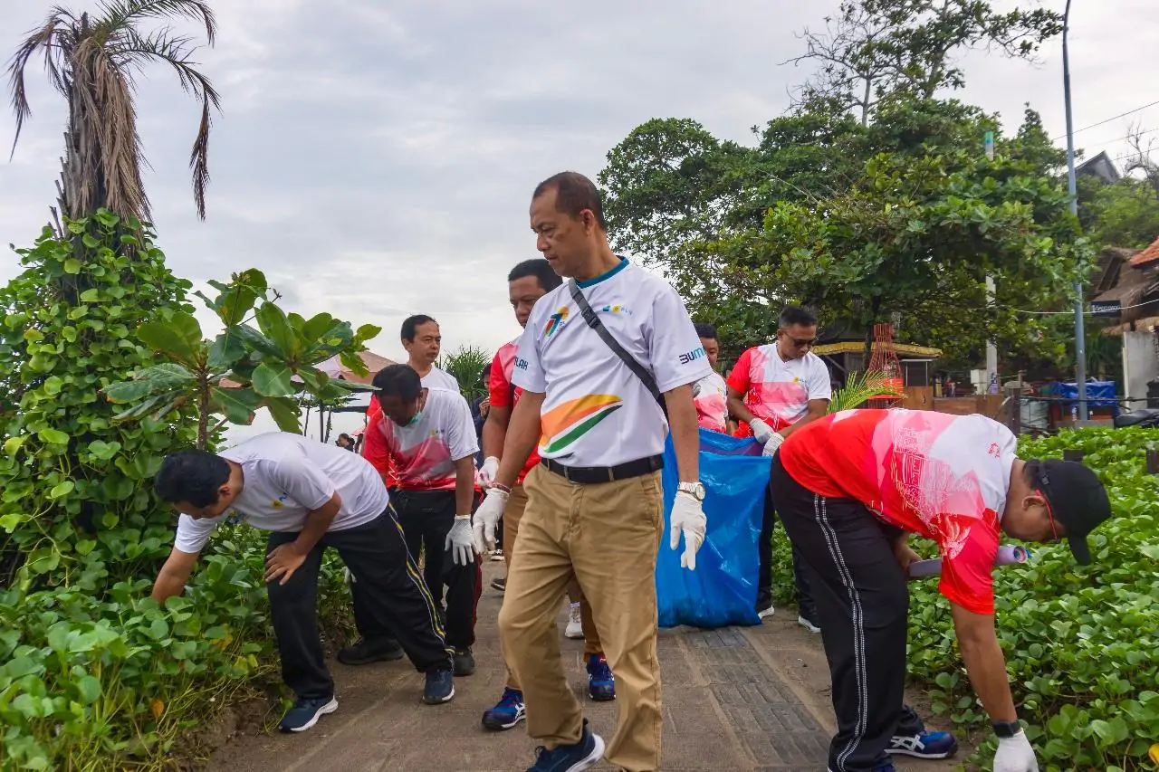 Dukung Program ESG dan Pelestarian Lingkungan, PLN UP2D Bali Gelar Aksi Bersih-Bersih Pantai Seminyak