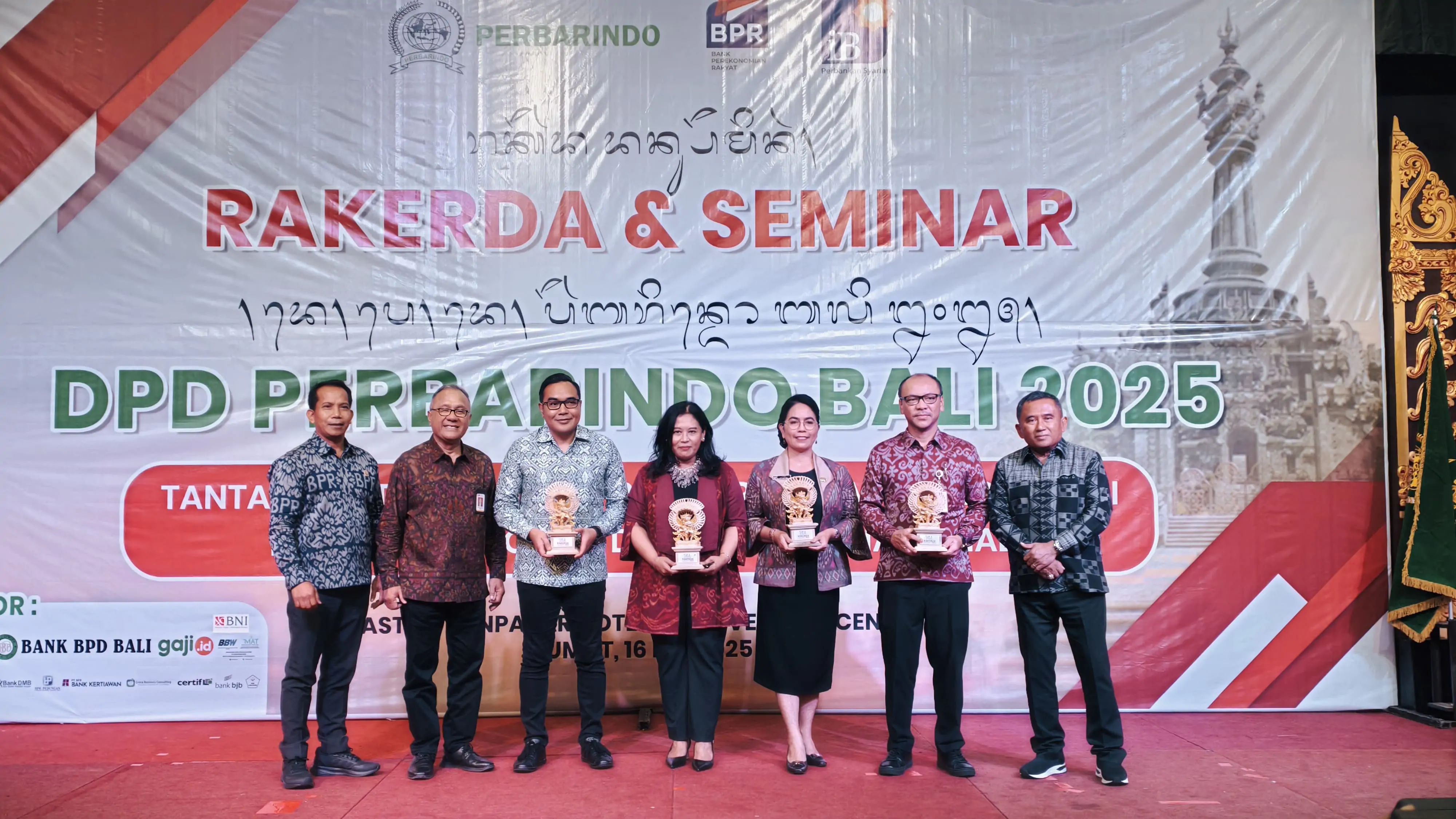 Kegiatan Rakerda dan Seminar Perbarindo Bali Tahun 2025 dengan tema “Tantangan dan Peluang BPR-BPRS dalam Menghadapi Kondisi Geopolitik dan Ekonomi Nasional” yang dilaksanakan di Denpasar, Jumat (16/5/2025).