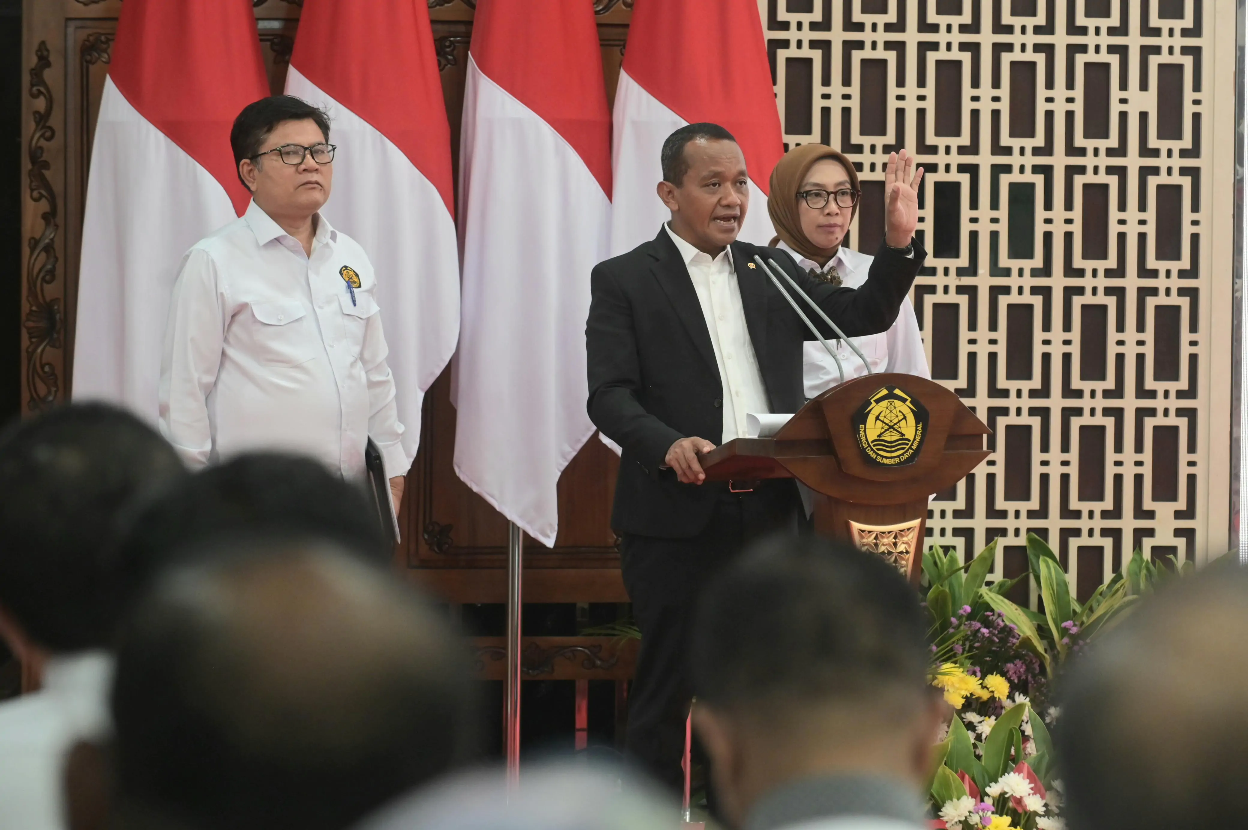 Menteri Energi dan Sumber Daya Mineral (ESDM), Bahlil Lahadalia (tengah) didampingi Direktur Jenderal Ketenagalistrikan Kementerian ESDM, Jisman P. Hutajulu (kiri), dan Direktur Jenderal Energi Baru Terbarukan dan Konservasi Energi Kementerian ESDM, Eniya Listiani Dewi (kanan) saat memaparkan Rencana Usaha Penyediaan Tenaga Listrik (RUPTL) PLN 2025-2034 di Jakarta pada Senin (26/5). Dalam konferensi pers tersebut, Bahlil menyampaikan, total rencana penambahan pembangkit listrik selama 1 dekade ke depan sebesar 69,5 gigawatt (GW) dengan porsi bauran energi baru terbarukan (EBT) dan sistem penyimpanan energi mencapai 76%. Jumlah tersebut sekaligus menjadikan RUPTL 2023-2024 yang paling hijau hingga saat ini.
