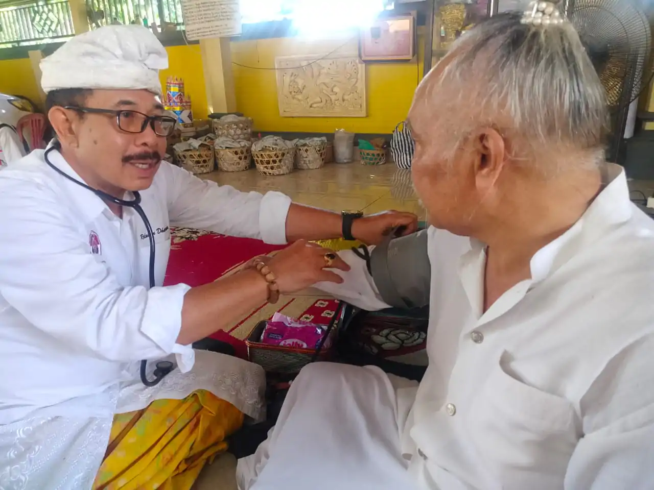 Puskorhindunesia Berikan Pelayanan Kesehatan Gratis di Desa Bebetin, Wujud Bakti untuk Para Pelayan Umat