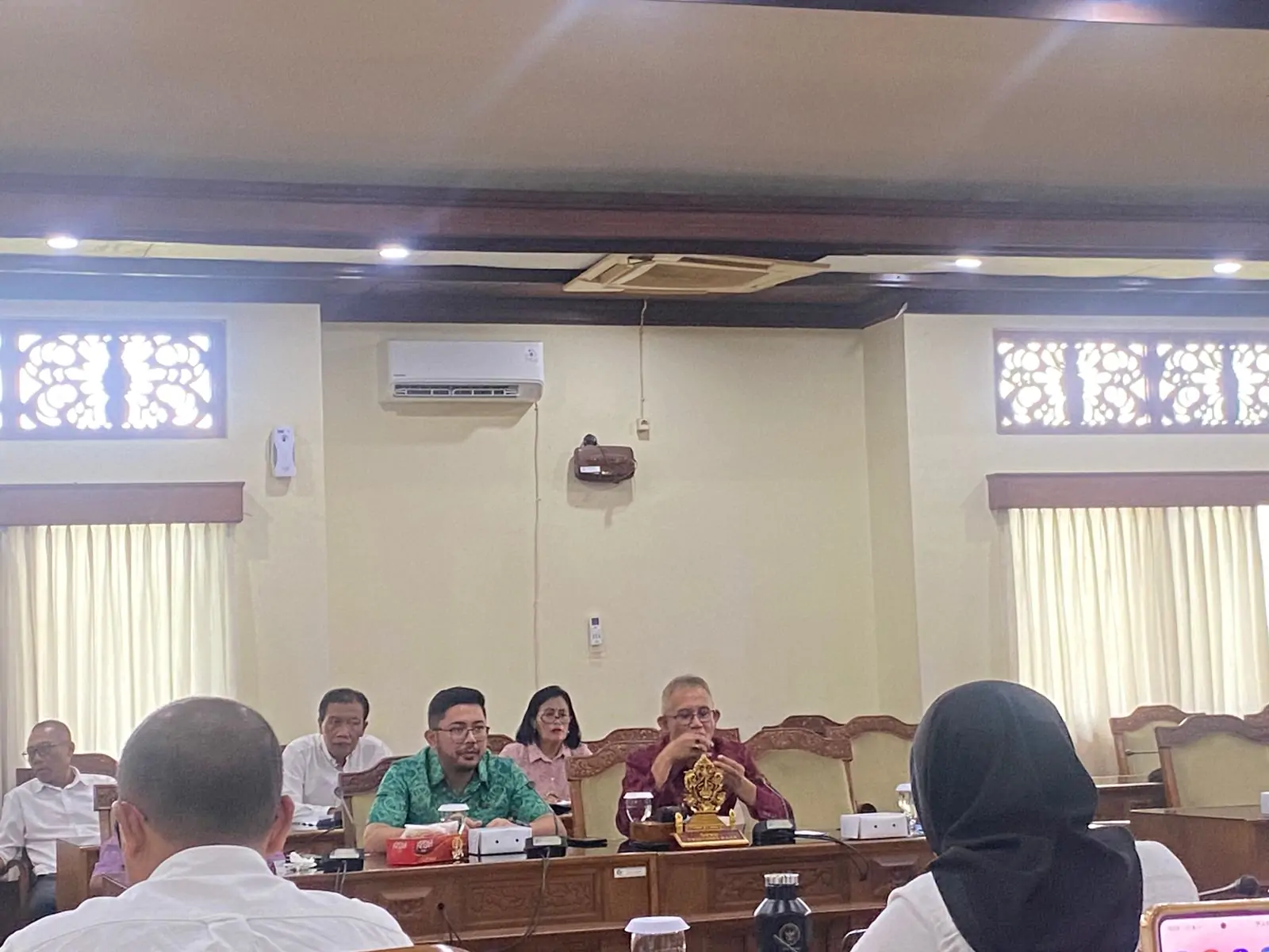 Rapat kerja Komisi II DPRD Provinsi Bali di Gedung DPRD Provinsi Bali, Rabu (14/5/2025).