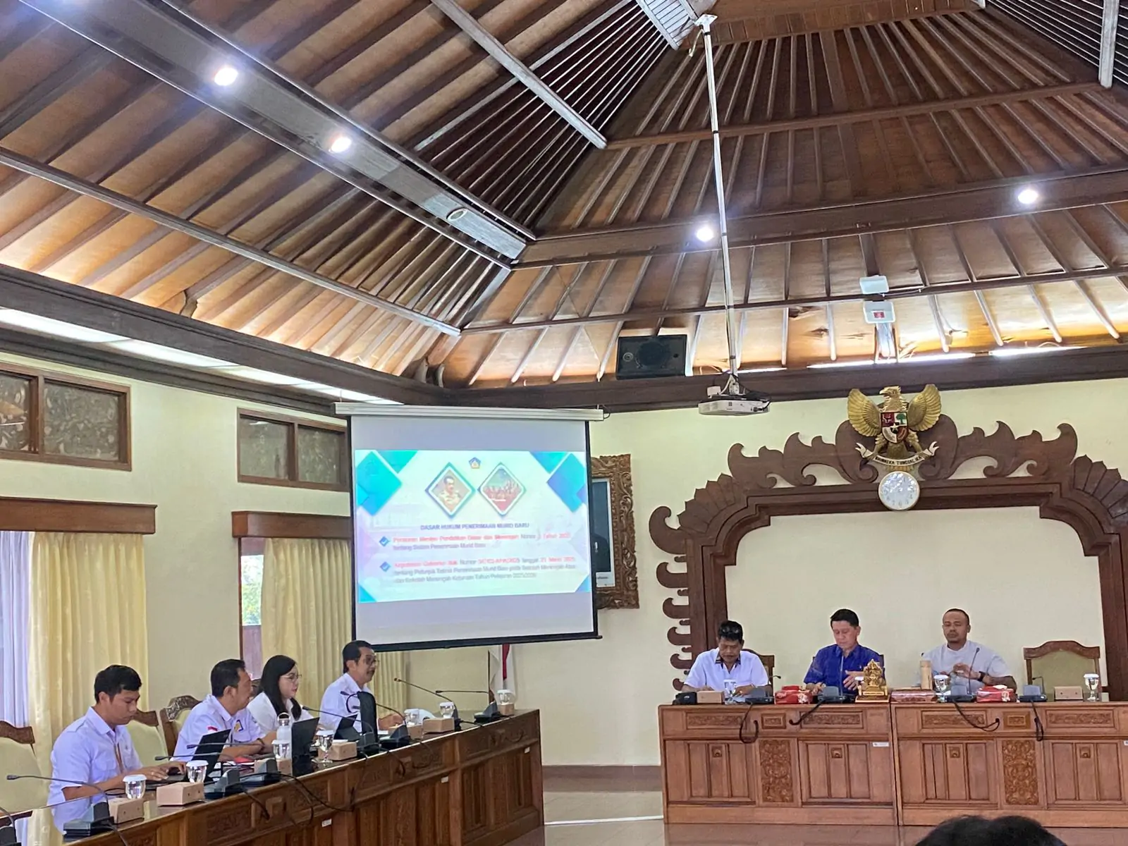 Rapat kerja bersama Dinas Pendidikan, Kepemudaan, dan Olahraga (Disdikpora) Provinsi Bali Menjelang pelaksanaan Seleksi Penerimaan Murid Baru (SPMB) jenjang SMA/SMK Negeri tahun ajaran 2025/2026 di ruang rapat Badan Musyawarah (Banmus) DPRD Provinsi Bali, Rabu (14/5/2025).