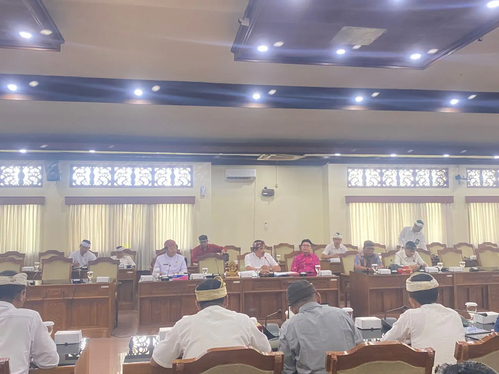Rapat kerja Komisi I Dewan Perwakilan Rakyat Daerah (DPRD) Provinsi Bali mengenai proyek pembangunan hotel milik PT Step Up Solusi Indonesia di kawasan Pantai Bingin, Desa Pecatu, Badung yang digelar di Gedung DPRD Provinsi Bali, Selasa (10/6/2025).
