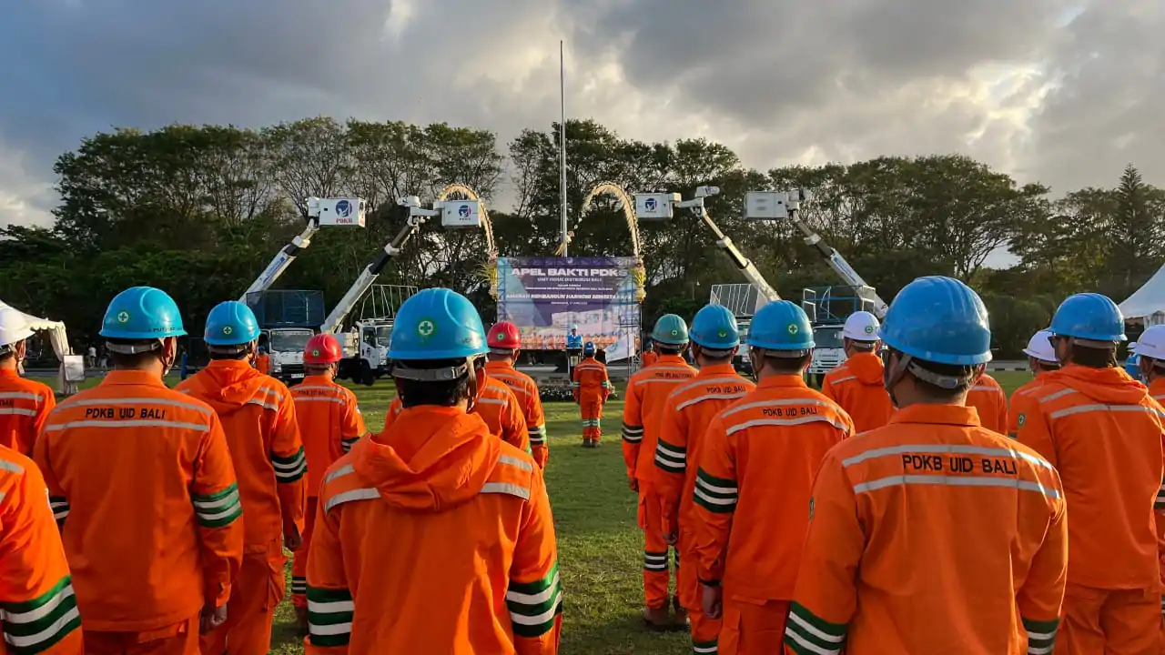 Pada pelaksanaan Apel Bakti PDKB 2025 yang dilaksanakan di depan Monumen Bajra Sandhi, Renon (17/06), GM PLN UID Bali menekankan pentingnya budaya keselamatan kerja (K3), khususnya bagi personel PDKB yang bekerja dalam situasi berisiko tinggi.