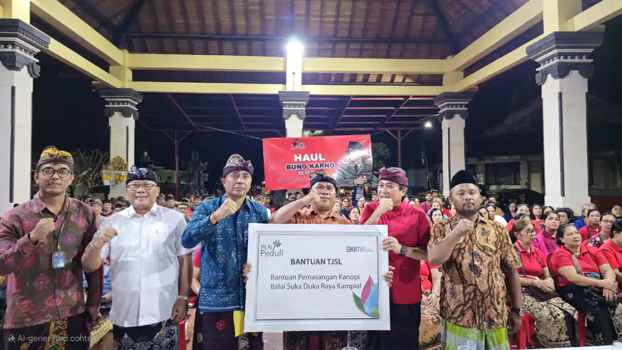 Warga dan tokoh masyarakat yang hadir saat acara penyerahan bantuan menyempatkan foto bersama usai acara. Tampak Manager Komunikasi dan TJSL PT PLN (Persero) UID Bali I Wayan Eka Susana (kemeja biru) dan Anggota Komisi VI DPR RI I Gusti Ngurah Kesuma Kelakan (kemeja Merah) menunjukan secara simbolis plakat bantuan TJSL PT PLN (Persero) UID Bali.