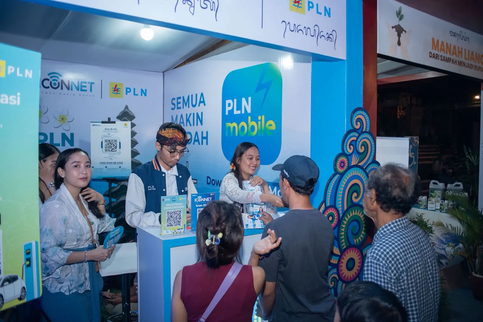 Beberapa warga mengunjungi booth PLN dan sangat antusias saat diberi penjelasan terkait produk PLN.