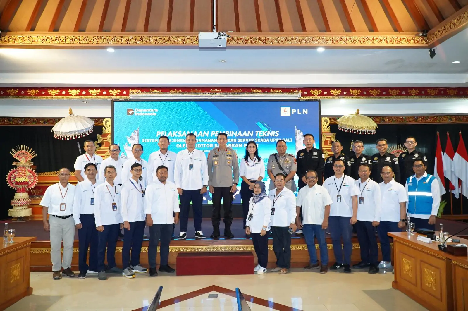Jajaran manajemen PT PLN (Persero) UID Bali berkesempatan berfoto bersama dengan tim dari Baharkam Polri dalam acara pembukaan Bimbingan Teknis Persiapan Sertifikasi Sistem Manajemen Pengamanan.