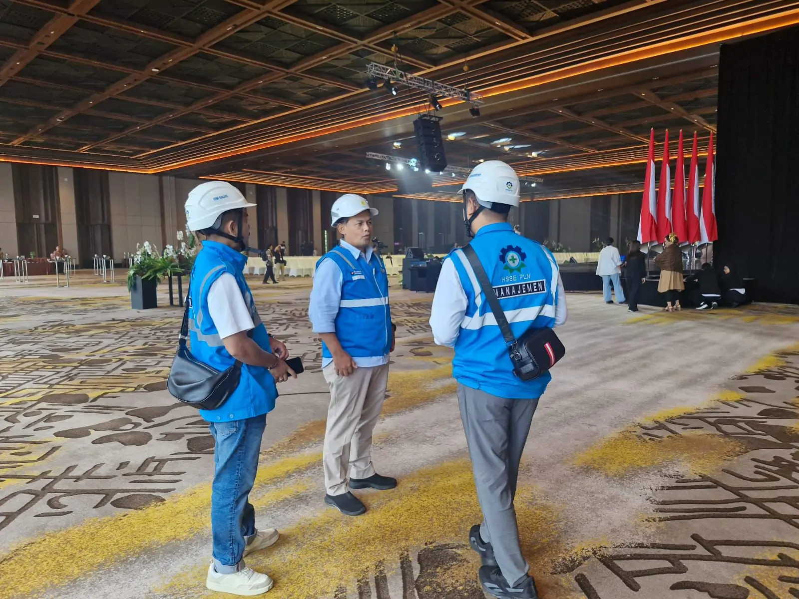 Senior manager Komunikasi Dan umum, hamidi Hamid (tengah), melakukan supervisi lapangan bersama Tim teknis PLN UP3 Bali Selatan di dalam area The Meru Convention Center, memastikan keandalan suplai listrik utama dan cadangan menjelang kunjungan Presiden RI.
