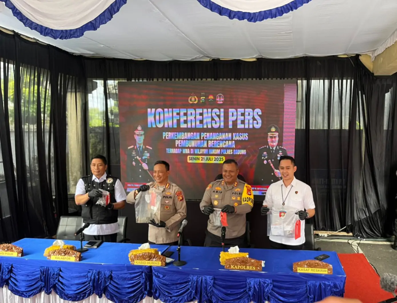 Konferensi pers penyelidikan kasus penembakan yang menimpa dua Warga Negara Asing (WNA) asal Australia, yang digelar di Mapolres Badung pada Senin (21/7/2025), Kepala Bidang Humas Polda Bali, Kombes Pol Ariasandy S.I.K., bersama sejumlah pejabat kepolisian, termasuk Kabid Labfor Kombes Pol I Made Swetra dan Kapolres Badung AKBP M. Arif Batubara, menyampaikan perkembangan terbaru dari proses investigasi kasus yang terjadi pada 14 Juni 2025 tersebut.