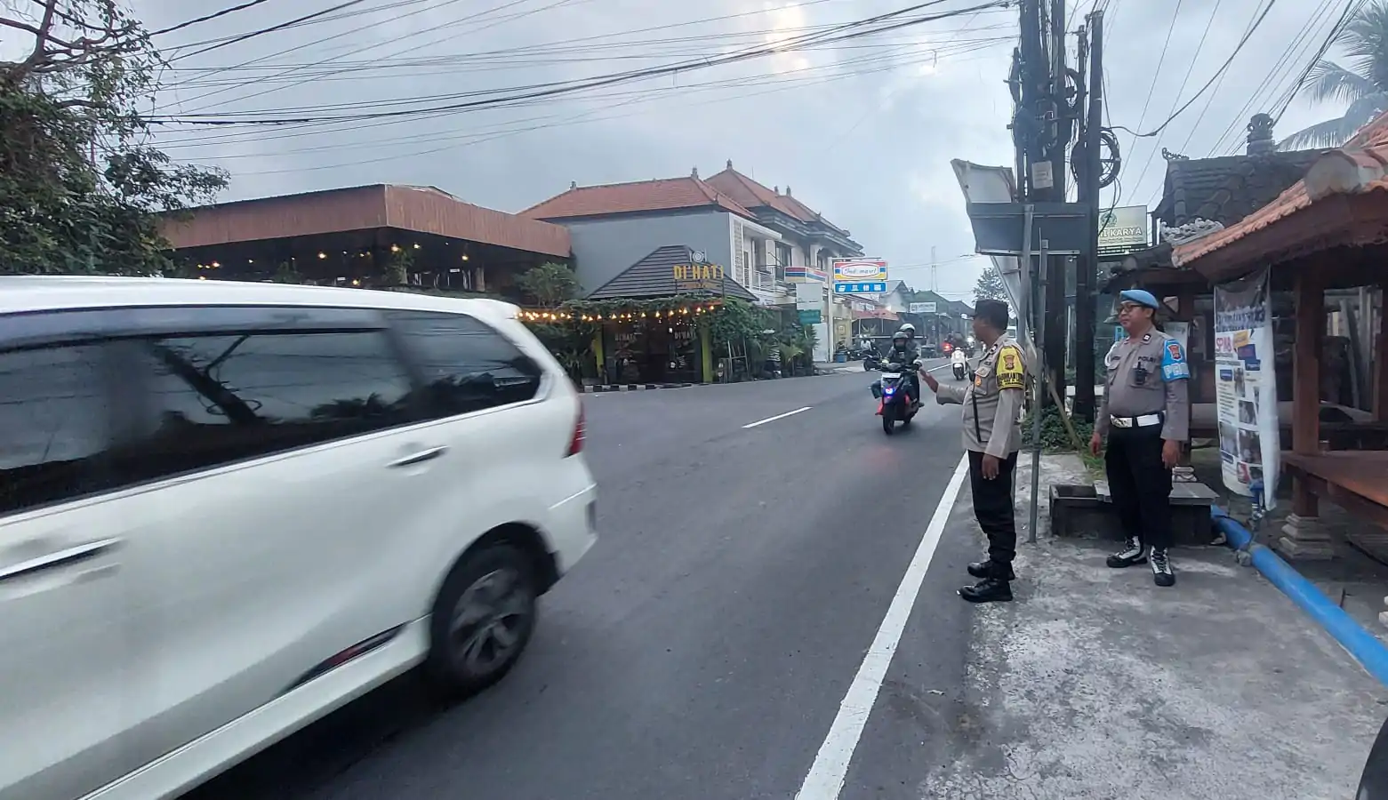 Sejumlah personel Kepolisian Sektor (Polsek) Abiansemal melakukan pengaturan lalu lintas (Gatur Lalin) di sejumlah titik strategis yang rawan kepadatan di wilayah Kecamatan Abiansemal, Kabupaten Badung pada Senin (21/7/2025) sore.