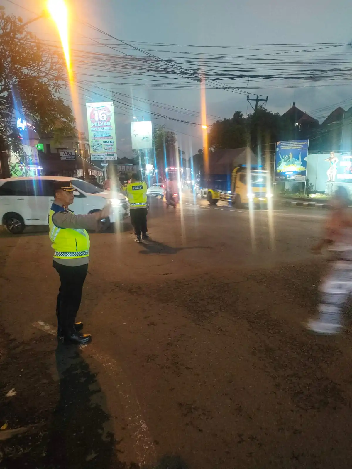 Kapolsek Mengwi Kompol Anak Agung Gede Rai Darmayasa, S.H., M.H., turun langsung memantau lalu lintas di kawasan Simpang Beringkit, Desa Mengwitani, Kecamatan Mengwi, Kabupaten Badung, pada Senin (21/7/2025) sekitar pukul 19.00 WITA.