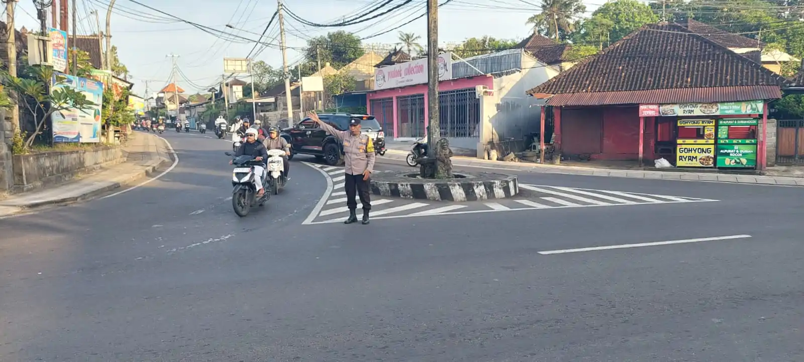 Personel Polsek Abiansemal melaksanakan kegiatan pengaturan lalu lintas (Gatur Lalin) di sejumlah titik rawan kepadatan pada Rabu pagi (23/07/2025).