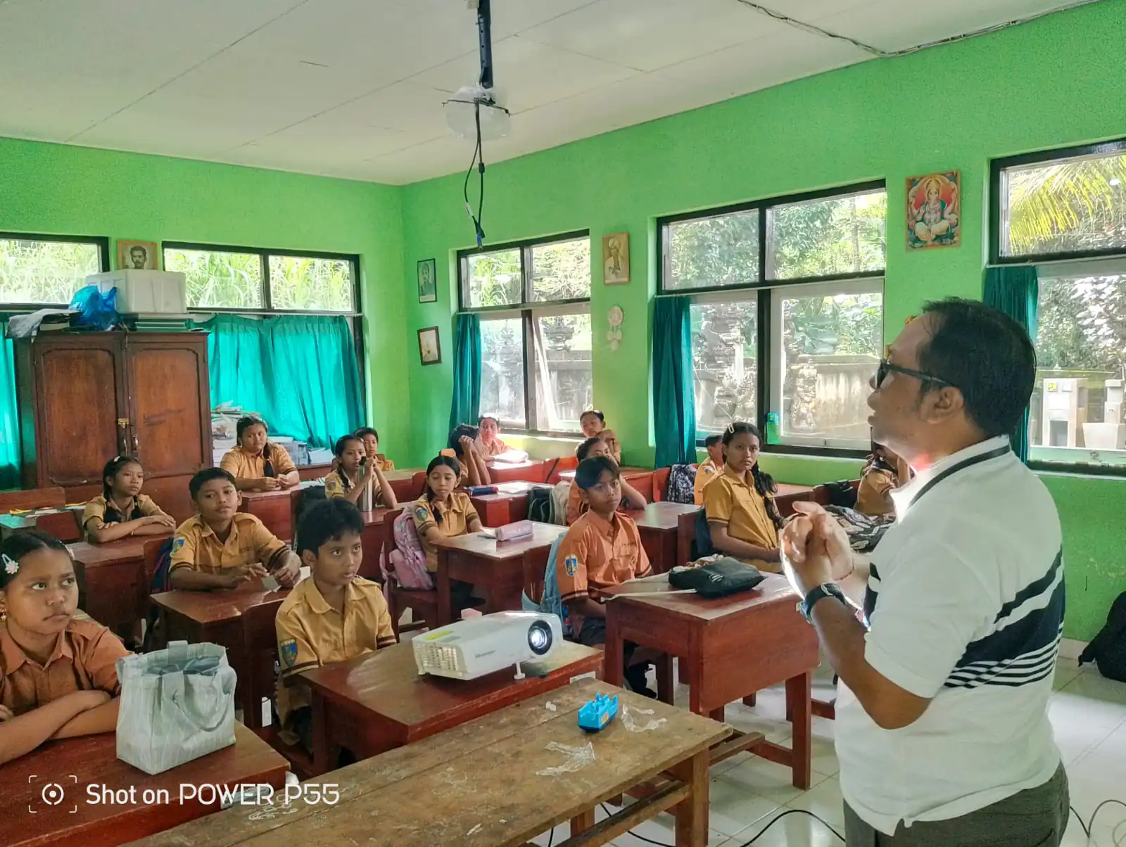 Universitas Warmadewa (Unwar) menggelar program edukasi pengelolaan sampah bagi siswa i SD Negeri 2 Kubu, Desa Penglipuran, Kabupaten Bangli yang berlangsung pada Sabtu, 2 Agustus 2025.