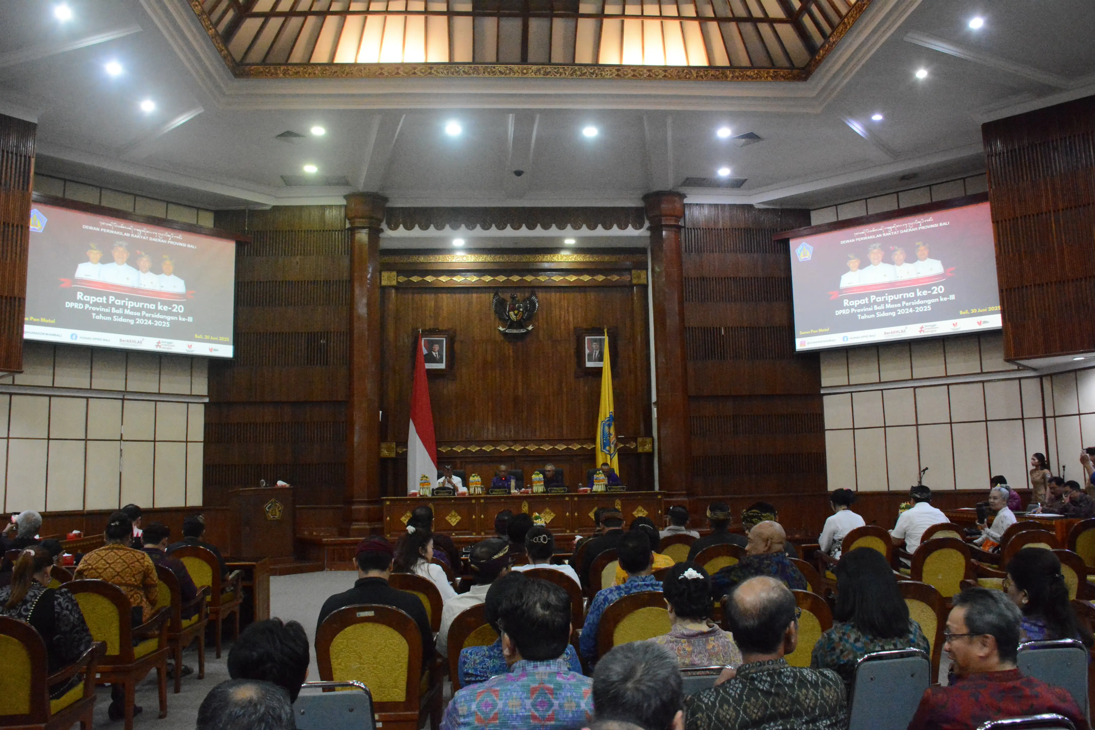 Gubernur Bali Wayan Koster memberikan tanggapan resmi terhadap pandangan umum fraksi-fraksi DPRD Bali mengenai dua rancangan peraturan daerah (Raperda) penting, yakni Raperda tentang Rencana Pembangunan Jangka Menengah Daerah (RPJMD) Semesta Berencana 2025–2029 dan Raperda Pertanggungjawaban Pelaksanaan APBD Tahun Anggaran 2024. Sidang paripurna tersebut berlangsung di Ruang Wiswa Sabha Utama, Kantor Gubernur Bali, pada Senin (30/6/2025).