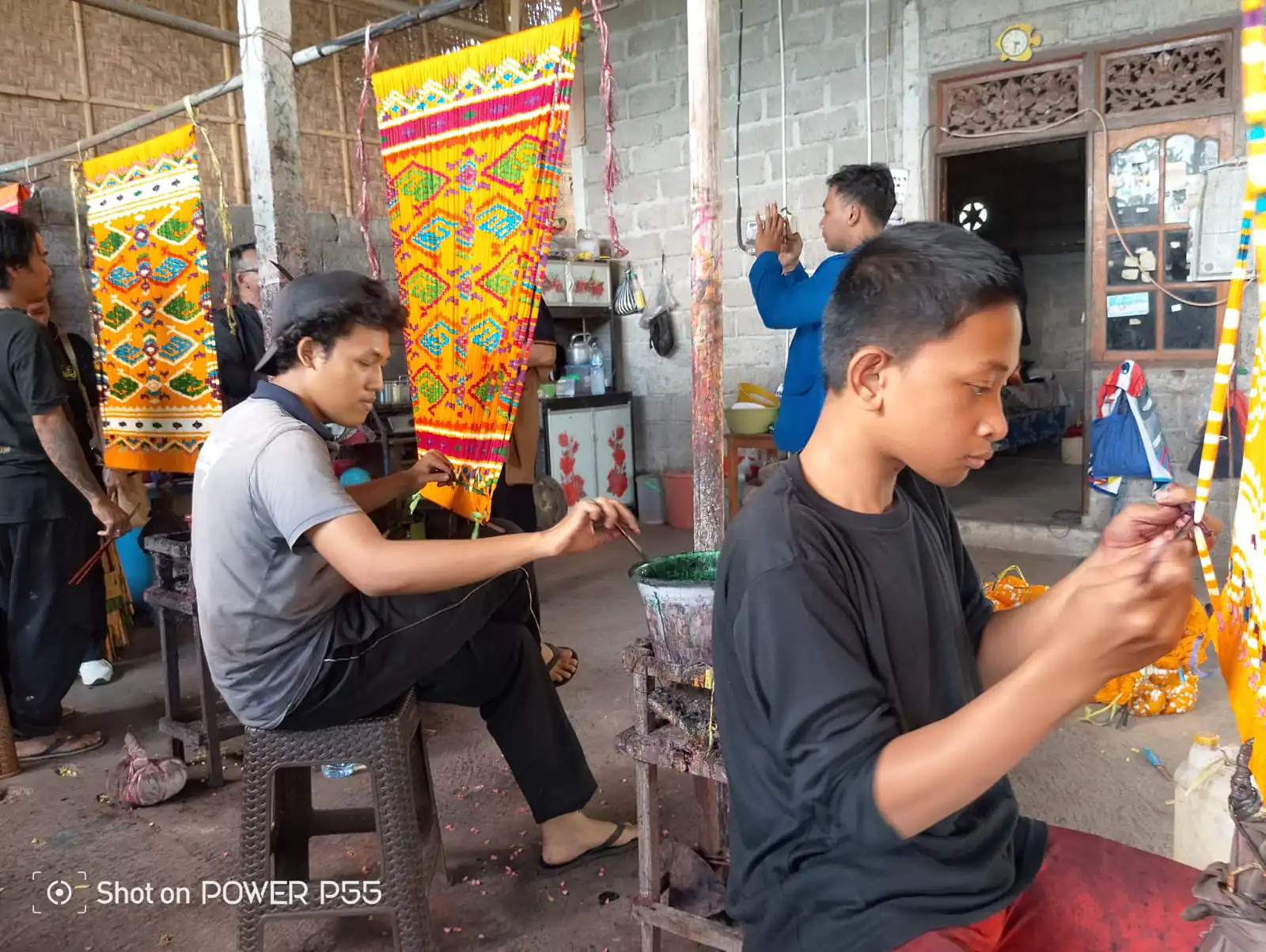 Proses pembuatan kain endek di kabupaten Klungkung.
