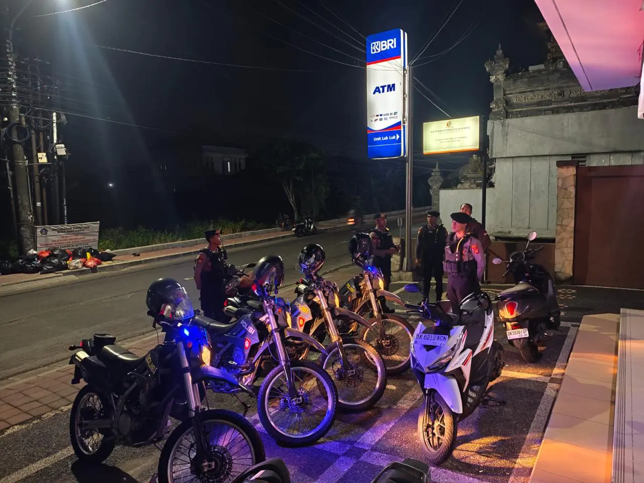 Unit Raimas Satuan Samapta Polres Badung terus meningkatkan kegiatan patroli malam hari untuk menjaga situasi keamanan dan ketertiban masyarakat (kamtibmas) bersama sejumlah personel, tim melakukan patroli menyusuri Jalan Raya Kapal hingga Abianbase, Kecamatan Mengwi, Minggu (17/8/2025).