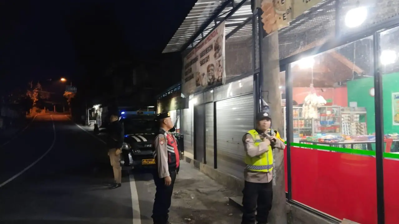 Kepolisian Sektor (Polsek) Petang terus memperkuat komitmennya dalam menjaga keamanan dan ketertiban masyarakat (kamtibmas) di wilayah hukumnya dengan menggelar Blue Light Patrol pada malam hingga dini hari di Desa Carangsari, Getasan, dan Pangsan, Kecamatan Petang, Senin subuh (18/8/2025).