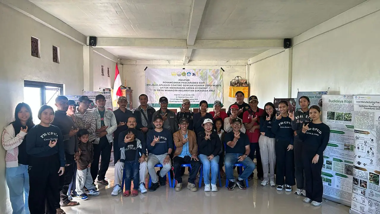 Universitas Warmadewa dan Institut Teknologi Kesehatan Bali, dipimpin oleh Prof. Dr. Ir. Luh Suriati, M.Si., bersama sejumlah dosen dan mahasiswa dalam kegiatan pengabdian masyarakat yang mengusung inovasi pengolahan kopi ramah lingkungan.