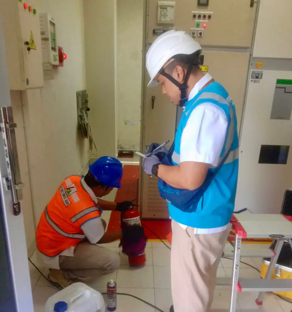 Petugas PLN bersama mitra kerja melakukan inspeksi visual dan pemeriksaan teknis pada APAR.