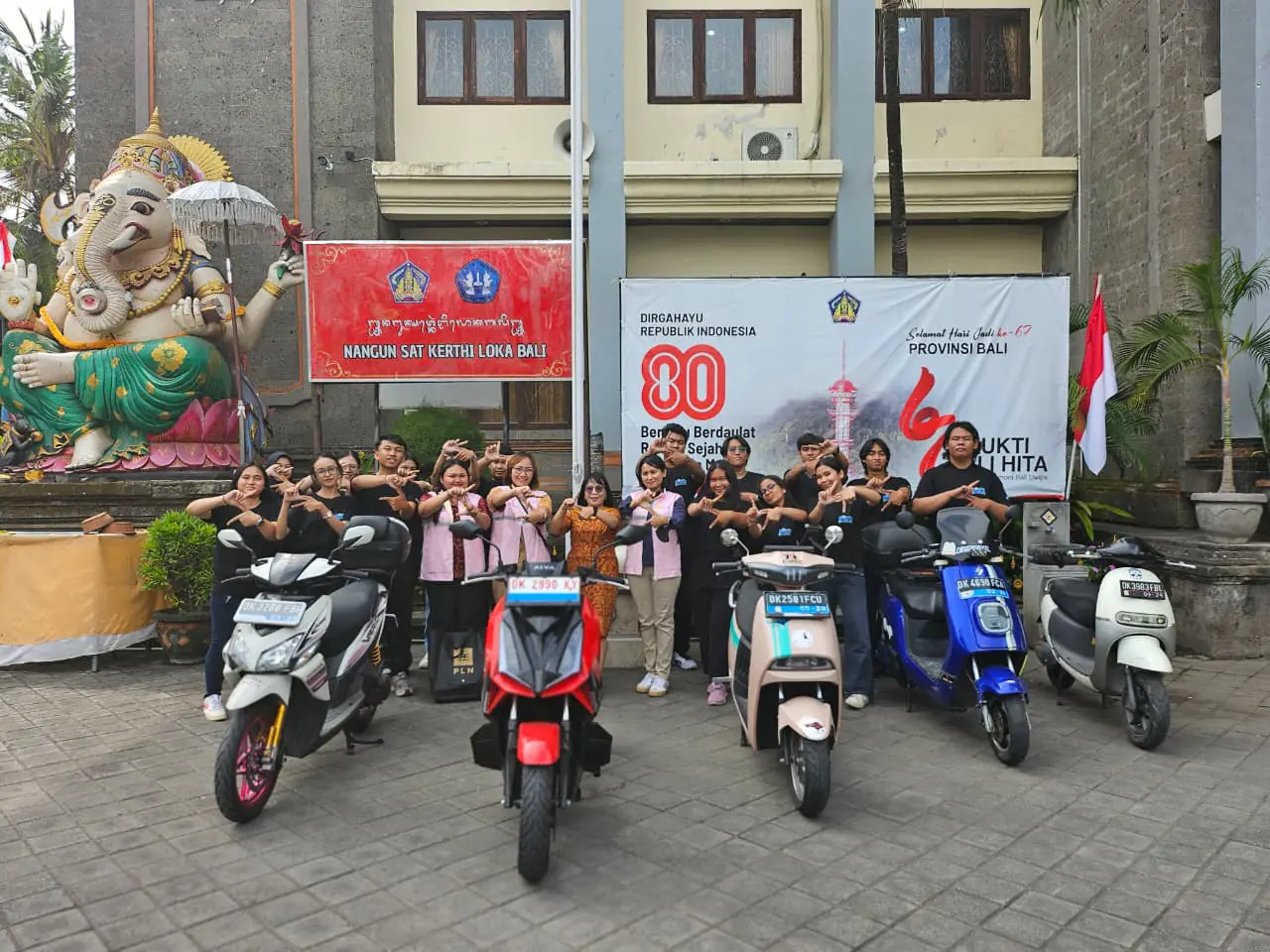 Komunitas ADAMOLIS dan panitia Bali EV Festival 2025 menyempatkan foto bersama dengan motor listriknya di depan gedung SMA Negeri 4 Denpasar.