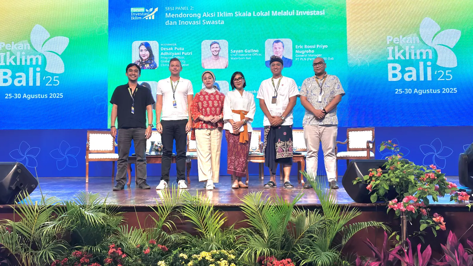 Para pembicara pada sesi panel yang bertajuk "Mendorong Aksi Iklim Skala Lokal Melalui Investasi dan Inovasi Swasta" dalam rangkaian Pekan Iklim Bali 2025, menyempatkan foto bersama usai acara.