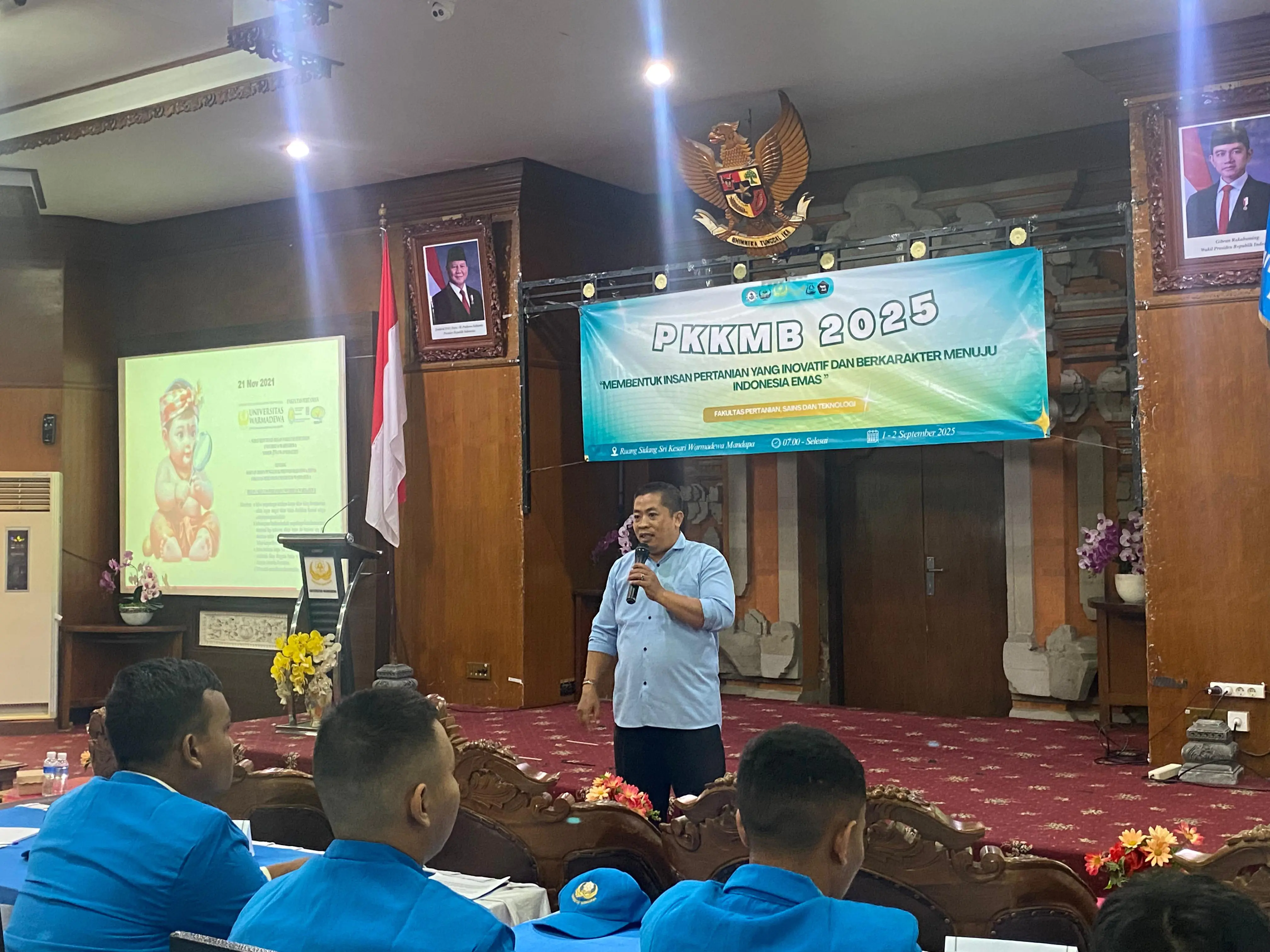 Dr. I Nengah Muliarta, S.Si., M.Si., akademisi Fakultas Pertanian, Sains, dan Teknologi (FPST) Universitas Warmadewa, saat memberikan materi dalam kegiatan Pengenalan Kehidupan Kampus bagi Mahasiswa Baru (PKKMB) FPST, Selasa (2/9/2025).