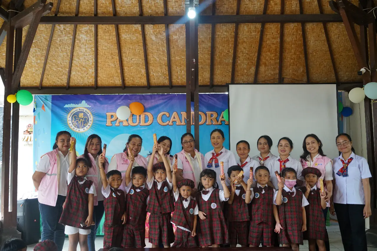 Srikandi PLN UP2D Bali berfoto bersama dengan para guru TK Candra Kasih dan anak anak yang aktif menjawab pertanyaan dengan benar.