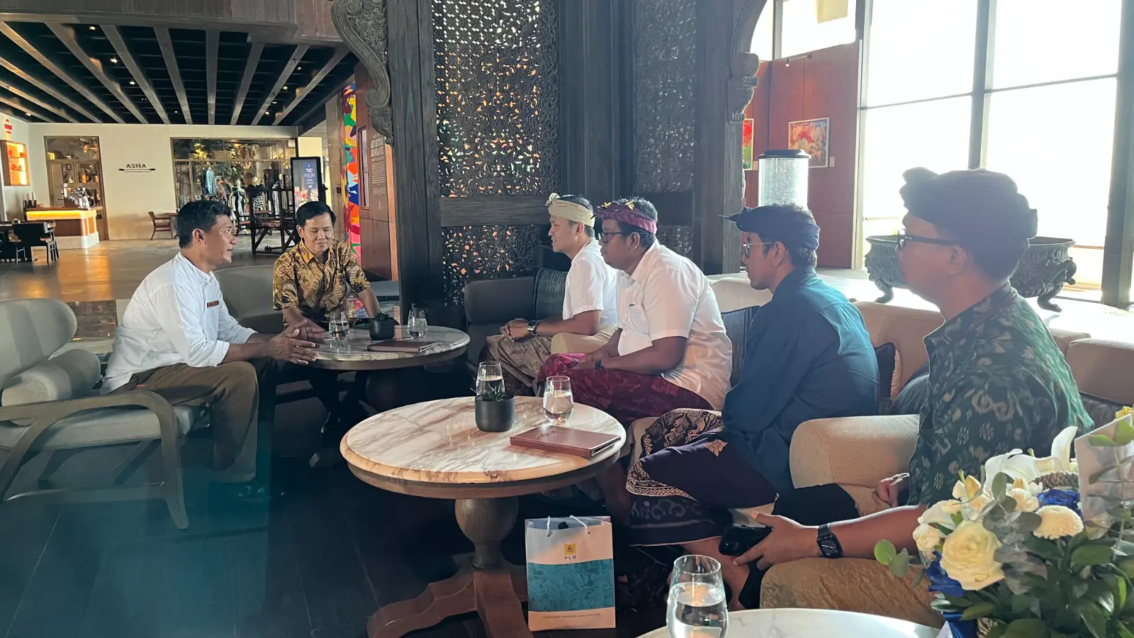 General Manager PT PLN (Persero) UID Bali, Eric Rossi Priyo Nugroho (empat dari kanan) didampingi Manager PLN UP3 Bali Selatan, I Putu Kariana (tiga dari kanan) bersama tim mengunjungi dan menyapa pelanggan The Apurva Kempinski Bali. Tampak Owner Representative The Apurva Kempinski, Lisen Jendral Eko Pribadi (dua dari kiri) menerima kunjungan managemen PT PLN (Persero) UID Bali.
