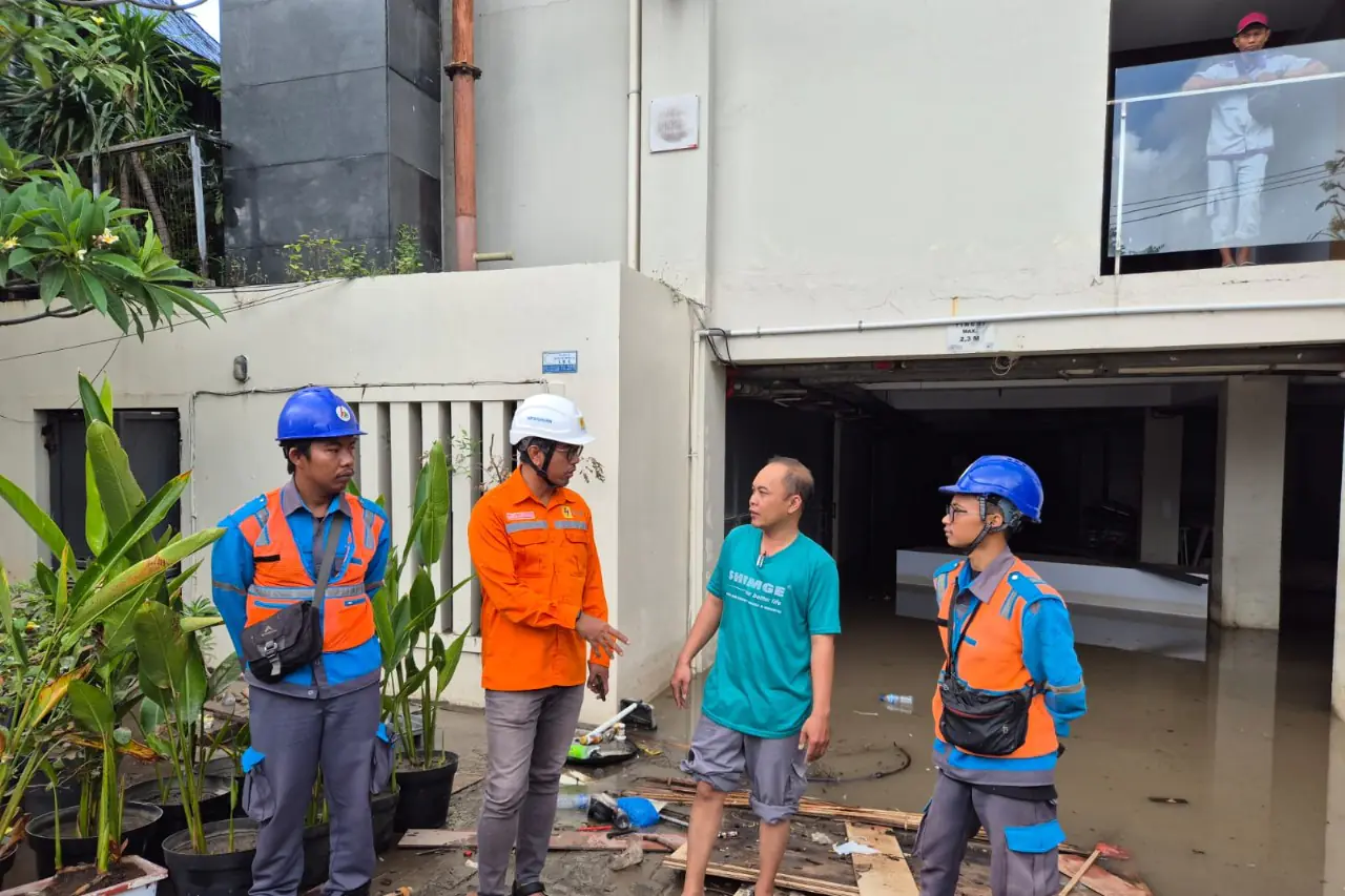 Petugas PLN ULP Kuta bersama pelanggan melakukan koordinasi langsung di lokasi terdampak banjir. Langkah pengamanan kelistrikan dilakukan dengan penuh kepedulian, memastikan keselamatan pelanggan tetap menjadi prioritas utama sebelum proses penormalan kembali dilakukan.
