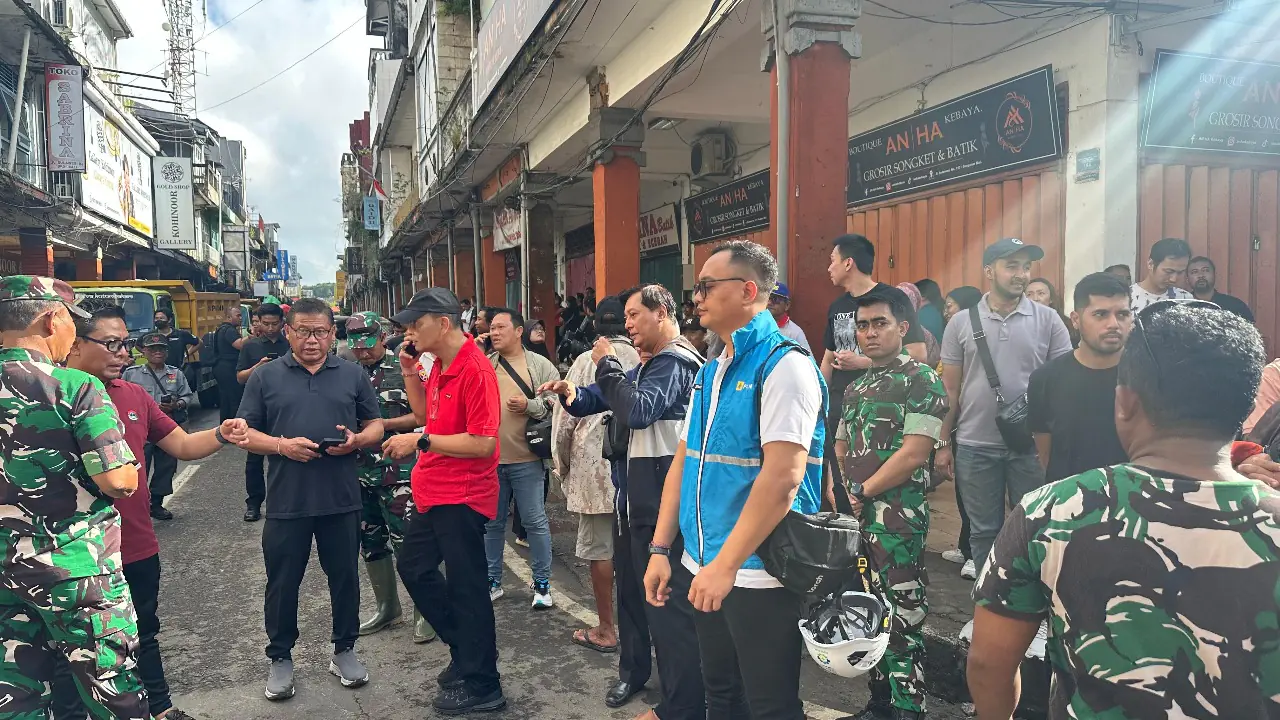 Personel PLN bersama TNI dan pemerintah daerah siaga di Pasar Badung saat kunjungan Wakil Presiden RI Gibran Rakabuming Raka, memastikan percepatan pemulihan pasca banjir berjalan aman dan lancar.
