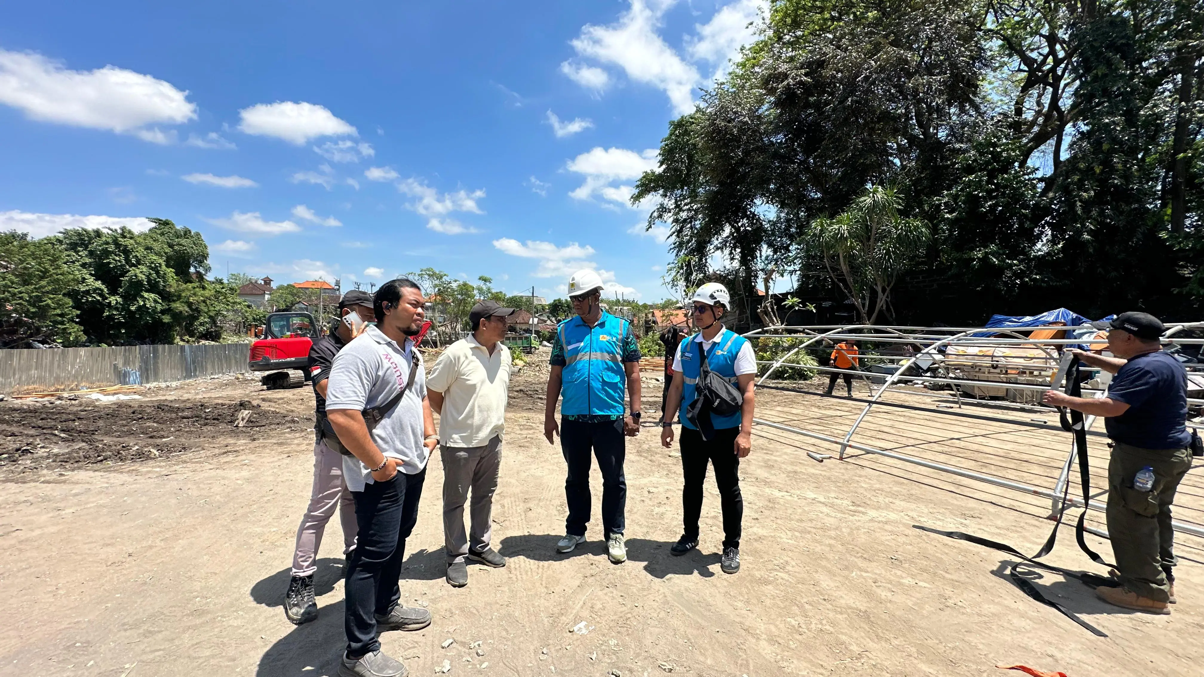 Manager UP3 Bali Selatan, I Putu Kariana, (Dua Dari kanan) berdiskusi penanganan kelistrikan lanjutan dengan Kepala instalasi sarana Dan prasarana RS Wangaya, Bayu Nurcahya (tiga Dari kanan).