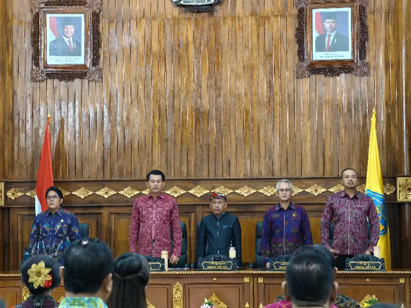 Dewan Perwakilan Rakyat Daerah (DPRD) Provinsi Bali menyampaikan tanggapan resmi atas pandangan Gubernur Bali terkait dua rancangan peraturan daerah (Raperda) penting yang menjadi inisiatif Dewan. Tanggapan tersebut disampaikan dalam Rapat Paripurna ke-4 Masa Persidangan I Tahun Sidang 2025-2026, Senin (15/9/2025).