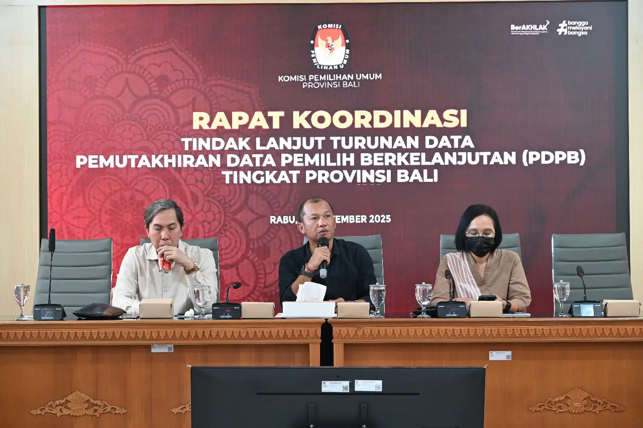 Komisi Pemilihan Umum (KPU) Provinsi Bali mengadakan Rapat Koordinasi (Rakor) tindak lanjut data Pemutakhiran Data Pemilih Berkelanjutan (PDPB) tingkat provinsi, Rabu (24/9/2025), di Ruang Rapat KPU Bali. Rakor dipimpin Anggota KPU Bali I Gede John Darmawan dan dihadiri jajaran KPU kabupaten/kota se-Bali, operator SIDALIH, perwakilan Disdukcapil, serta Kesbangpol Provinsi Bali.