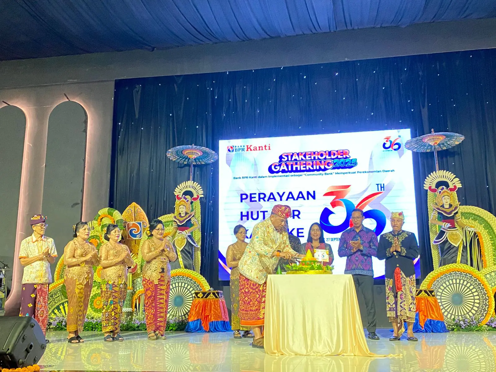 Momen perayaan HUT ke-36 BPR Kanti dan acara tahunan Stakeholder Gathering 2025 yang dilaksanakan di Grand Ballroom Hongkong Garden Restaurant, Rabu (1/10/2025).