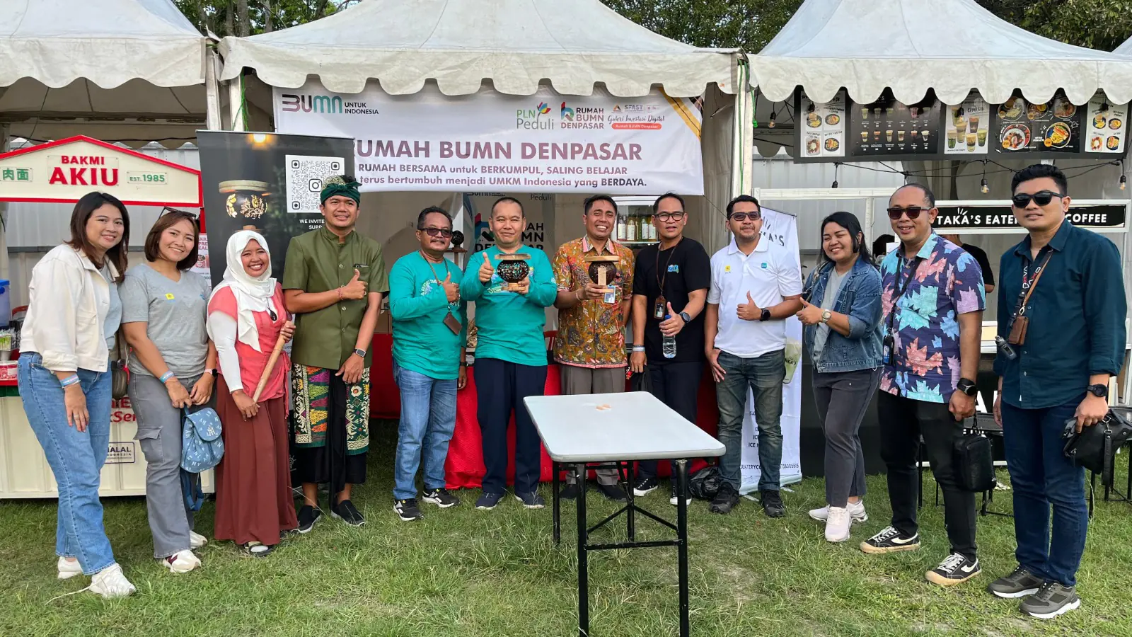 Senior Manager Komunikasi dan Umum PT PLN (Persero) UID Bali, Imbar Susanto (enam dari kiri) bersama tim menyempatkan foto bersama di depan booth PLN yang disediakan oleh panitia penyelenggara Bali EV Fest 2025.