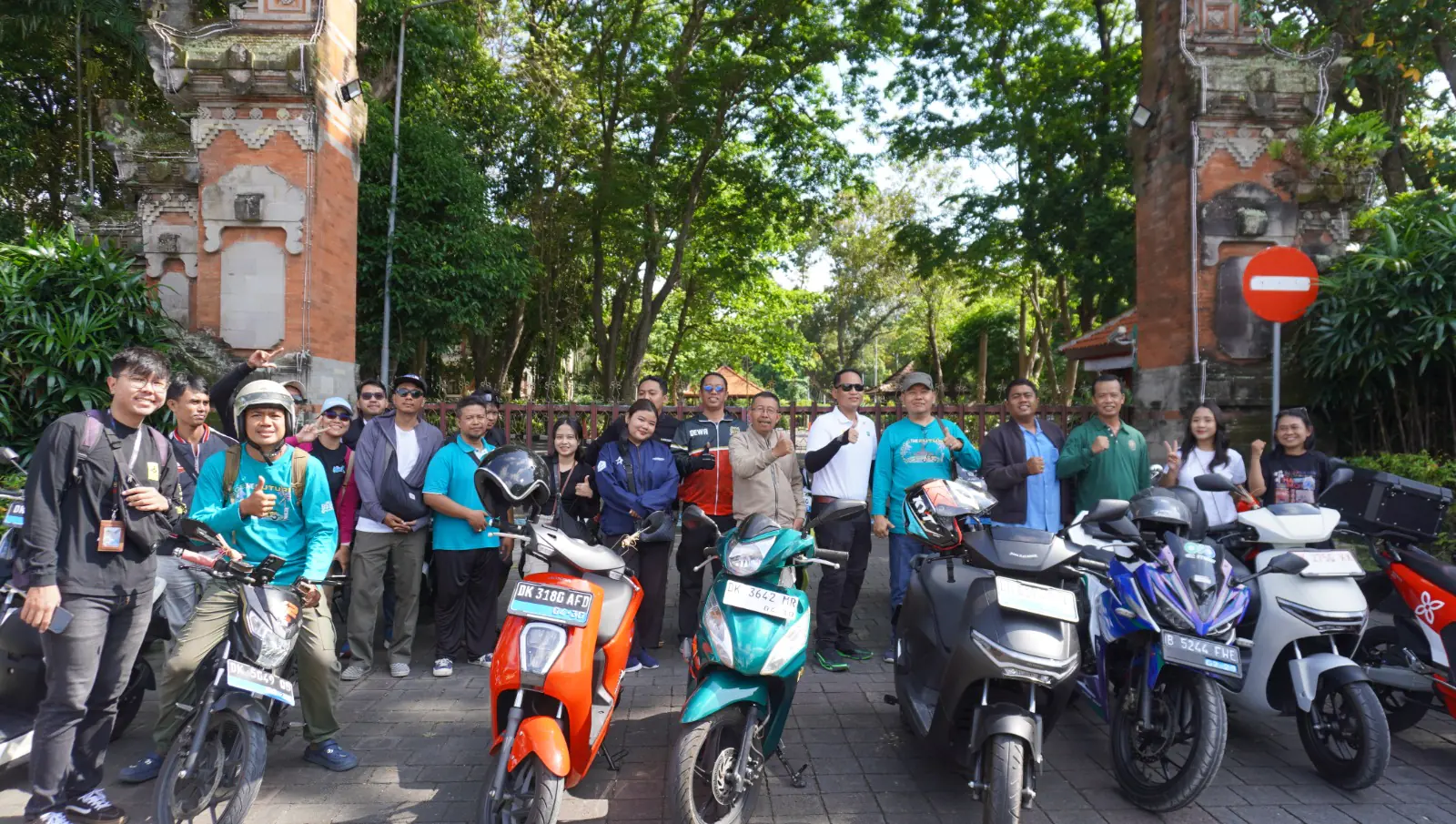 Peserta touring riding ev sedang foto bersama usai briefing keselamatan berkendara.