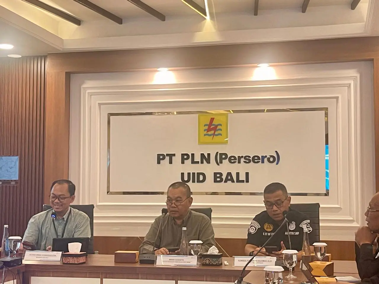 Manager PT PLN (Persero) UP2D Bali Petrus Irwan Ichwansaputra paling kiri sedang menjelaskan profil UP2D Bali pada Ketua Tim Klarifikasi SMP Obvitnas Baharkam Polri Kombes Pol Erwin Rachmat S.I.K (kanan) yang disaksikan oleh Senior Manager Komunikasi dan Umum PT PLN(Persero) UID Bali Imbar Susanto (tengah).