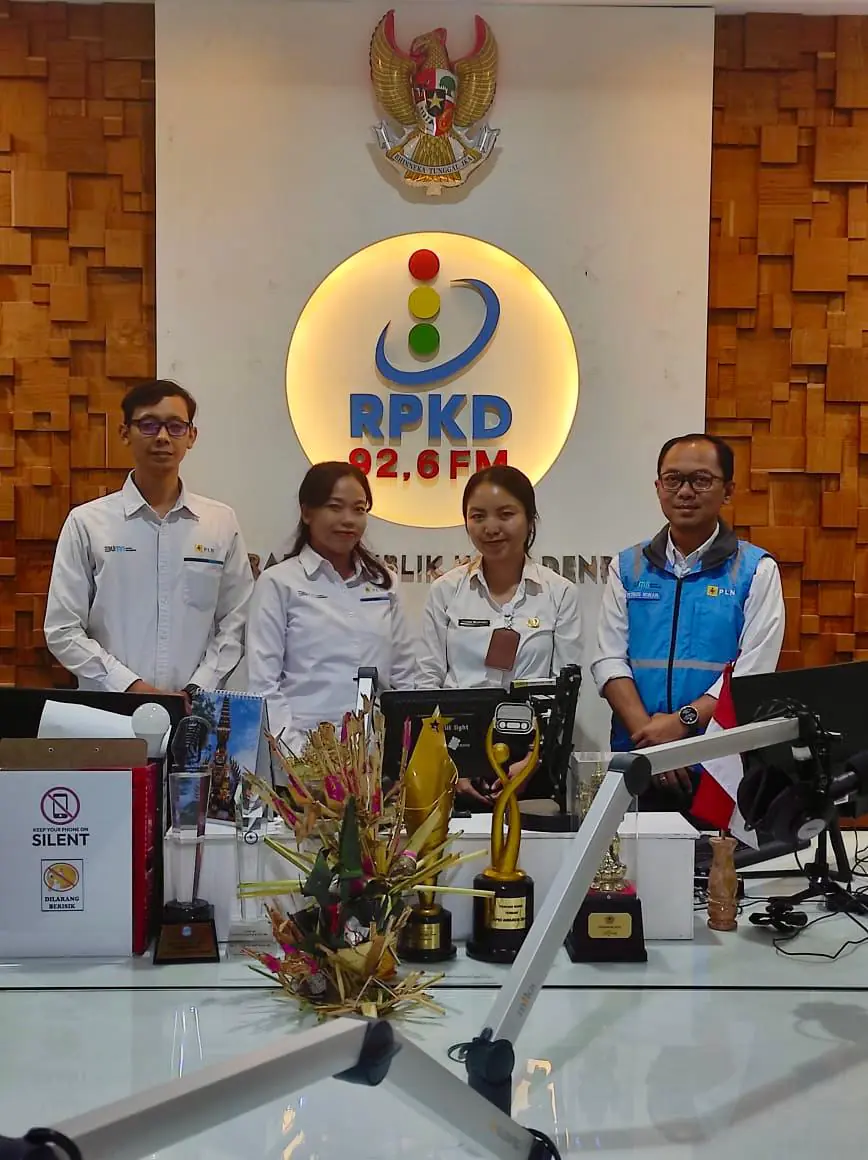 Manajer UP2D Bali Petrus Irwan Ichwansaputra (kanan) sedang berfoto bersama dengan presenter radio RKPD setelah acara talkshow selesai.