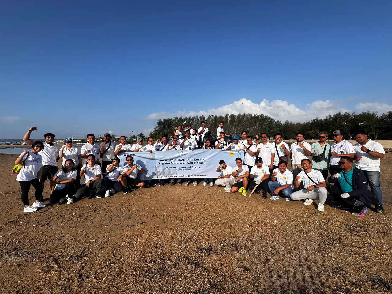 Seluruh peserta melakukan berfoto bersama usai melaksanakan aksi bersih bersih di pantai Mertasari.