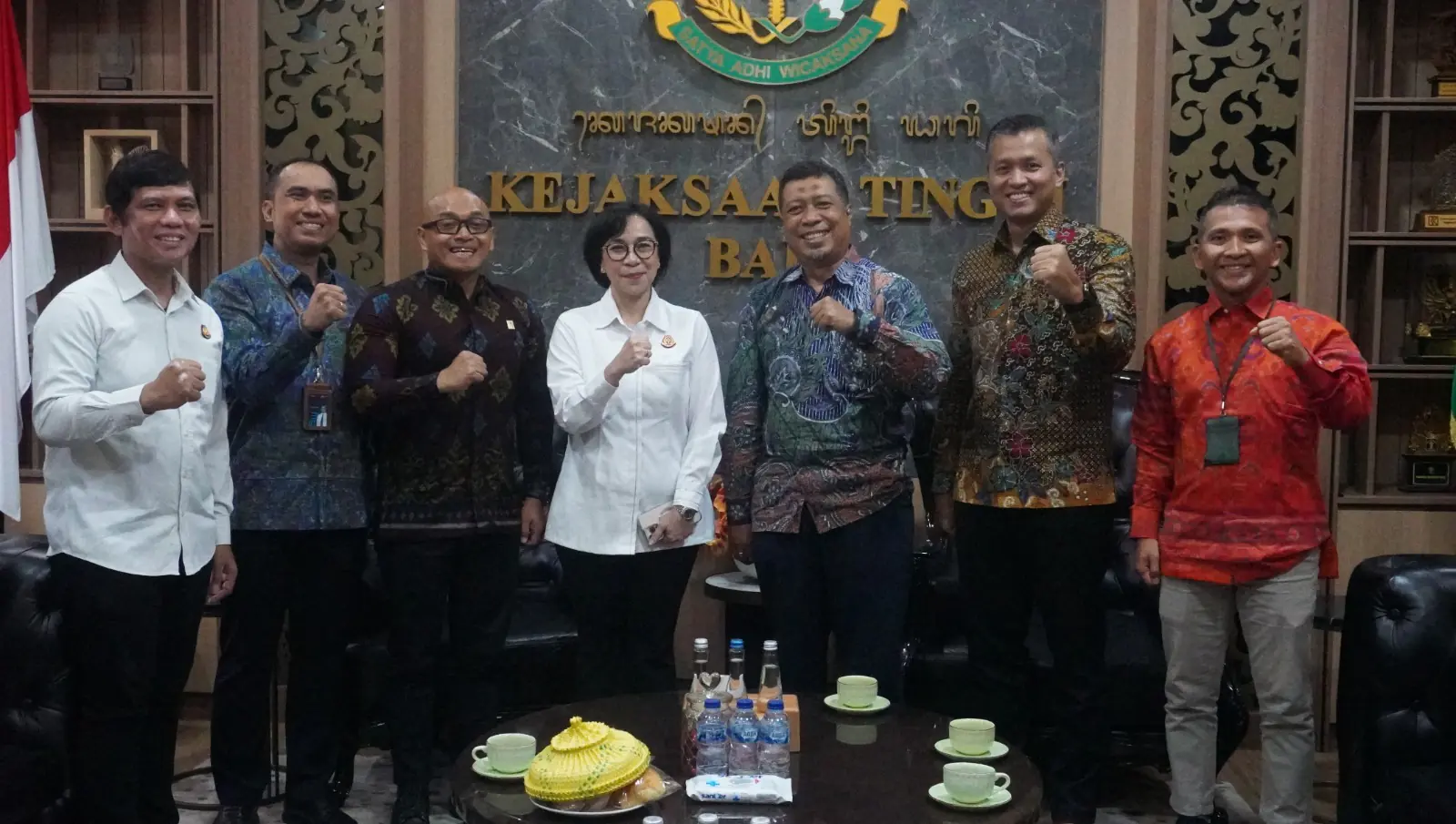Usai pertemuan, Managemen PT PLN (Persero) menyempatkan foto bersama Kepala Kejaksaan Tinggi Bali, Dr. Chatarina Muliana Girsang, S.H.,S.E.,M.H.