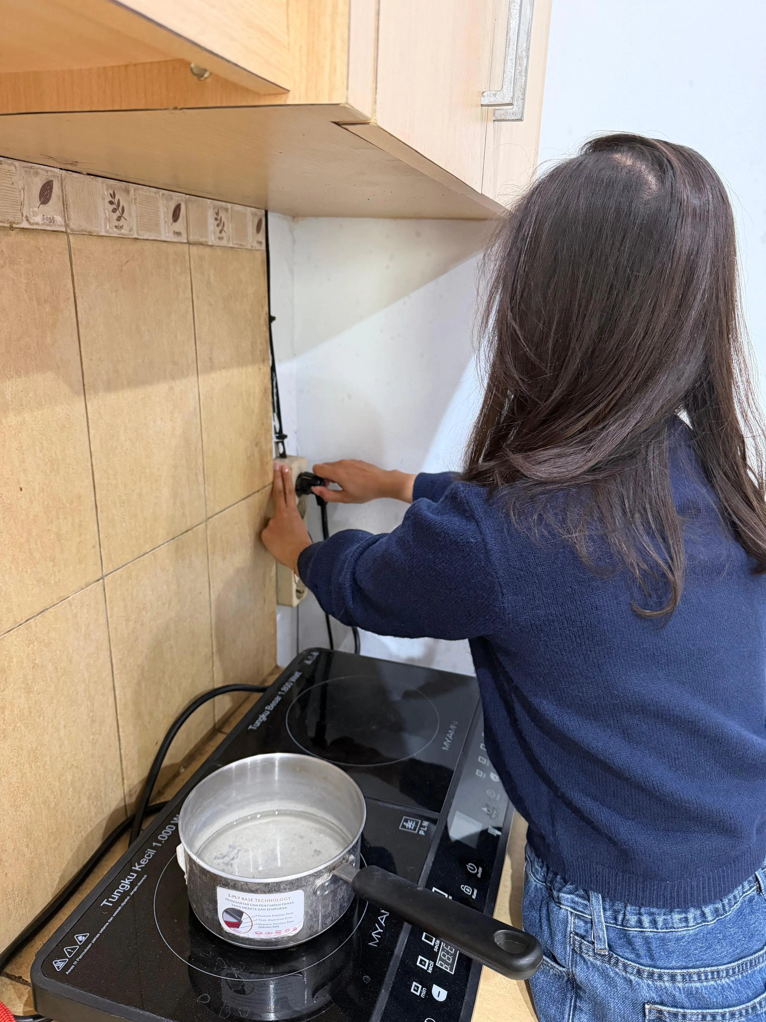 Mencabut colokan peralatan listrik dari stop kontak jika sudah tidak digunakan.