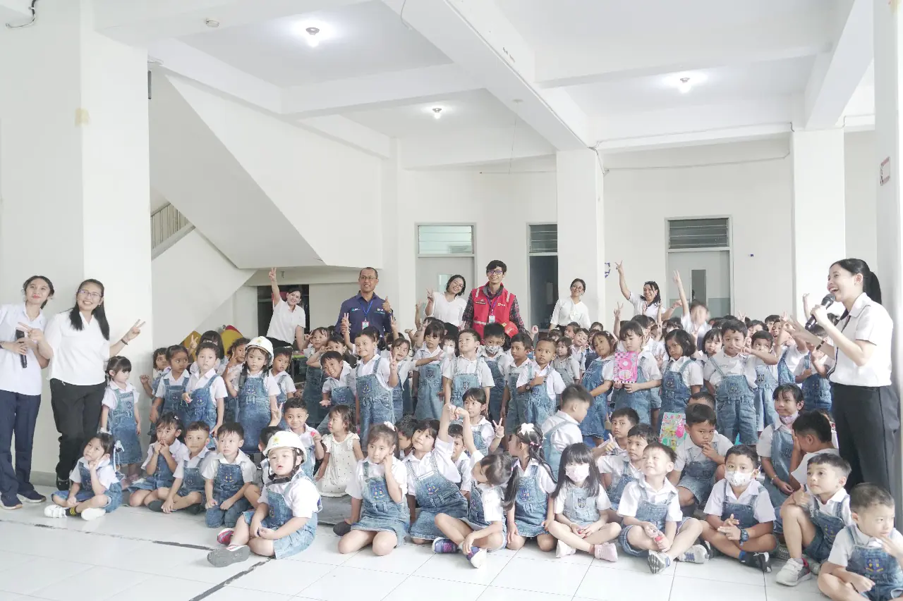 Tim PLN berkesempatan melakukan foto bersama dengan guru dan anak anak TK Tunas Daud Denpasar setelah acara edukasi selesai.