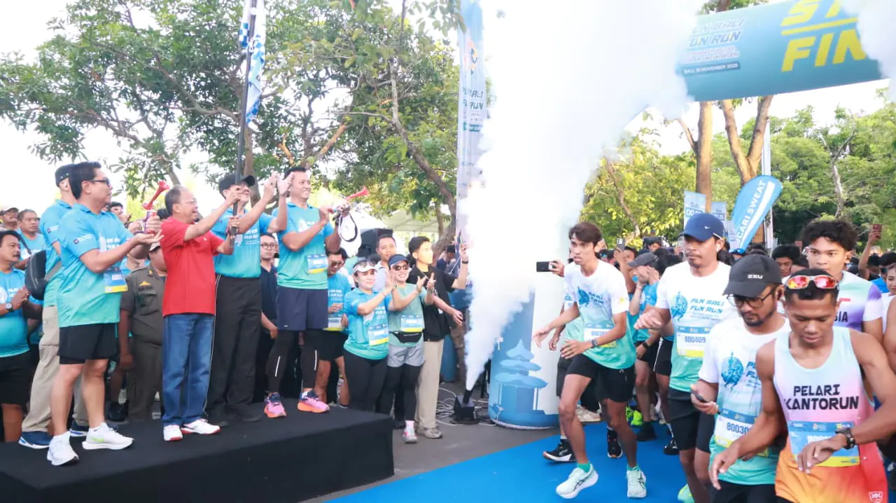 Berdiri di tribun garis start, Gubernur Bali Wayan Koster (kaos merah) didampingi Kadis ESDM Provinsi Bali Ida Bagus Setiawan (dua dari kanan), Wakil Wali Kota Denpasar I Kadek Agus Arya Wibawa (kiri) dan GM PLN UID Bali Eric Rossi Priyo Nugroho (kanan) melepas peserta PLN Bali Fun Run 2025 di garis start timur lapangan bajra sandi Renon Denpasar (16/11/2025).