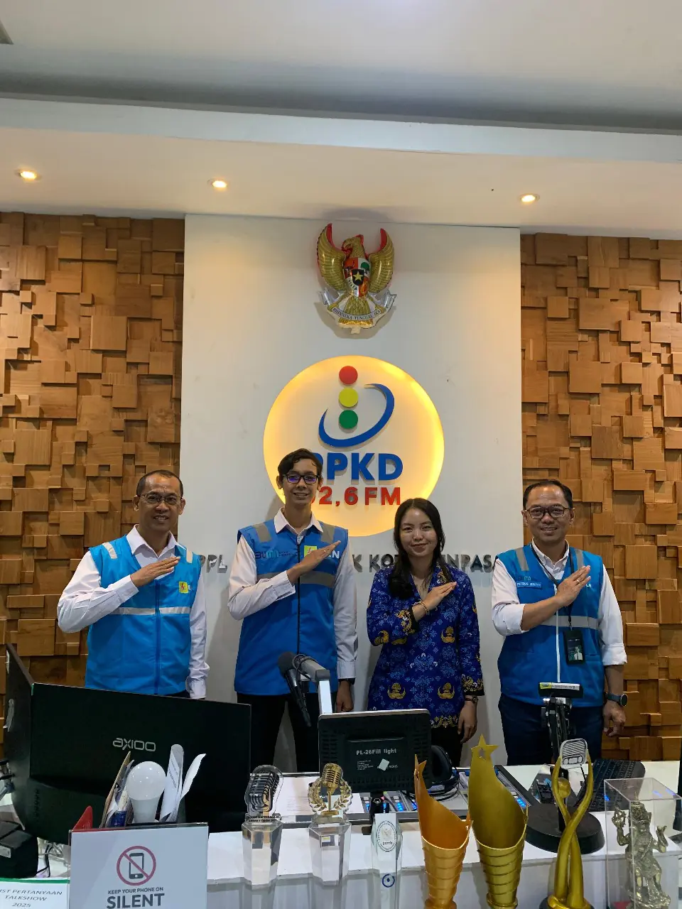 Manajer UP2D Bali Petrus Irwan Ichwansaputra (kanan) berkesampatan berfoto bersama dengan penyiar radio RPKD Ni Wayan Adiyani Wijayanti (kedua dari kanan) setelah siaran selesai.