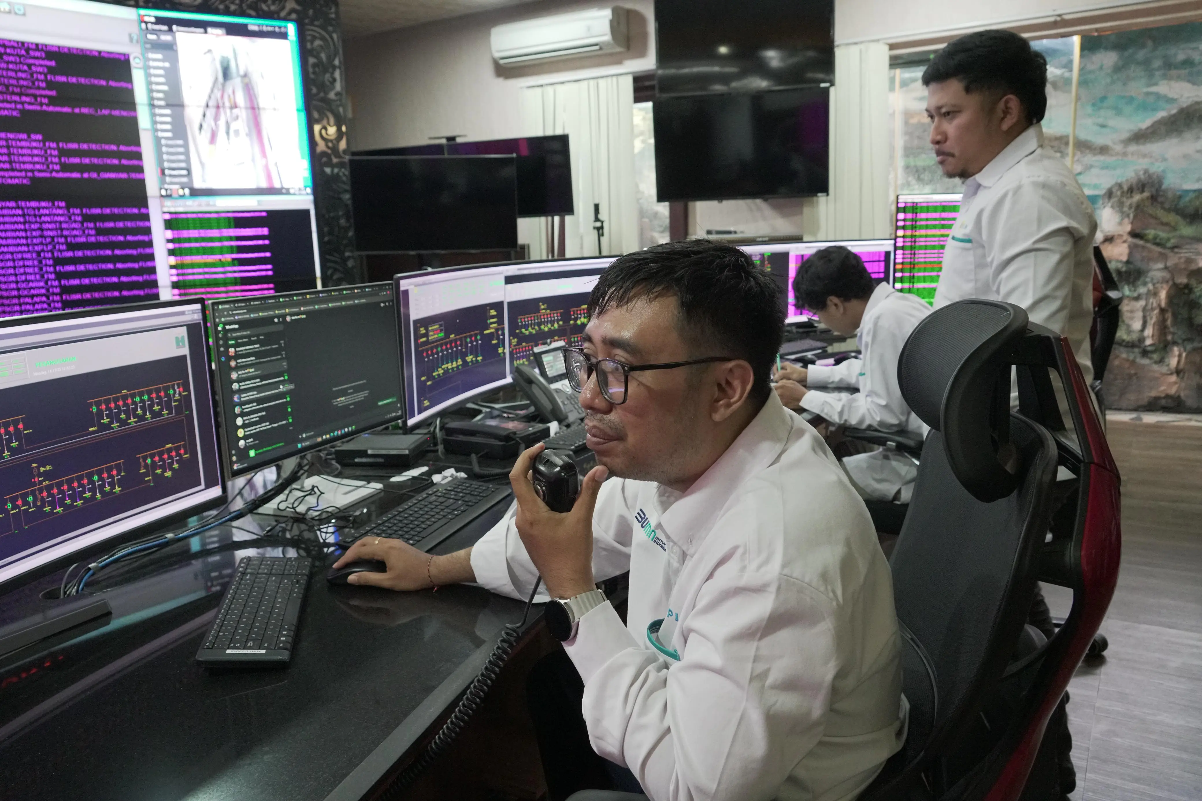 Inilah Kiprah Arya, Petugas _Dispatcher _ PLN dalam Menjaga Terang Selama Perayaan Hari Raya Galungan