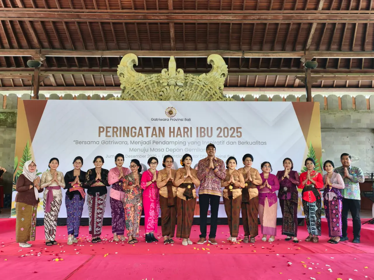 Gatriwara Provinsi Bali menggelar peringatan Hari Ibu Tahun 2025 di Wantilan DPRD Provinsi Bali, Jumat (12/12/2025). Kegiatan ini mengusung tema “Bersama Gatriwara, Menjadi Pendamping yang Inspiratif dan Berkualitas Menuju Masa Depan Gemilang”, sebagai refleksi atas peran strategis perempuan dalam keluarga dan masyarakat.