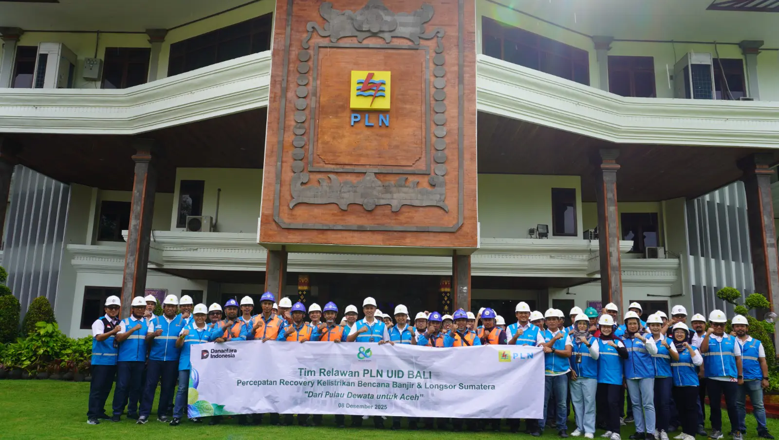 Tim relawan bersama manajemen PT PLN (Persero) UID Bali melakukan foto bersama di depan gedung kantor PT PLN (Persero) UID Bali, sebelum keberangkatan (08/12/2025).